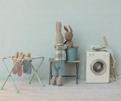 Conejo Micro Arena con Traje de Punto Azul